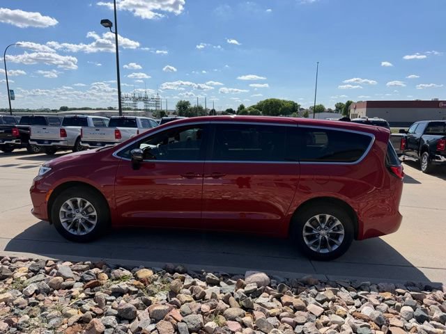 Used 2026 Chrysler Pacifica Select AWD/4WD image 4
