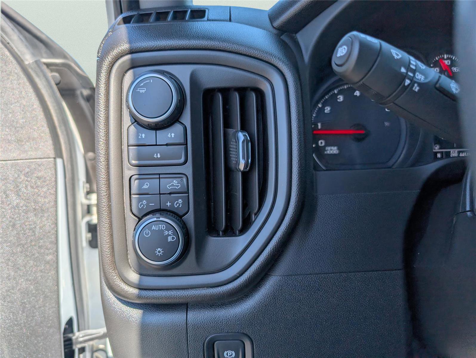 Used 2025 Chevrolet Silverado 2500 Custom w/ Custom Value Package image 27