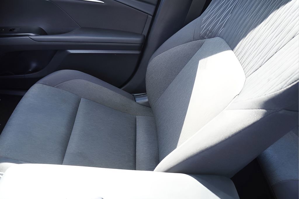 Used 2025 Toyota Camry LE image 28