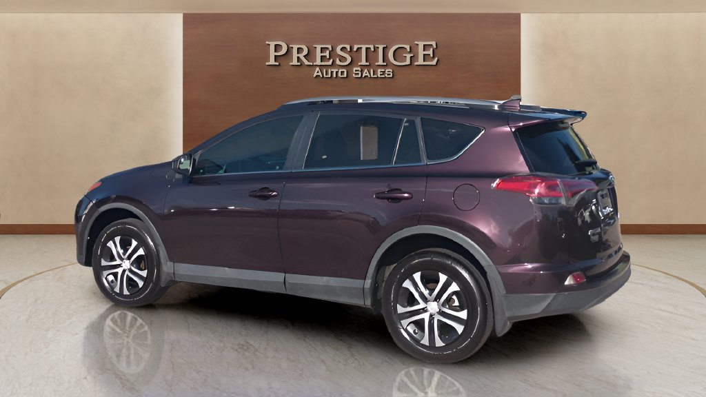 Used 2018 Toyota RAV4 LE FWD image 32