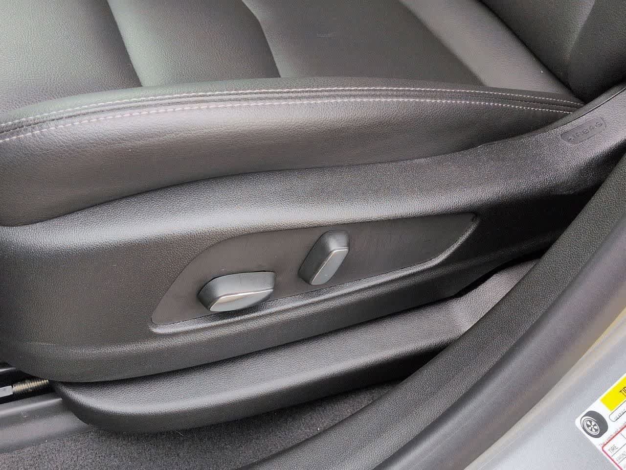 Used 2025 Cadillac XT5 Luxury w/ LPO, Floor Liner Package AWD/4WD image 17
