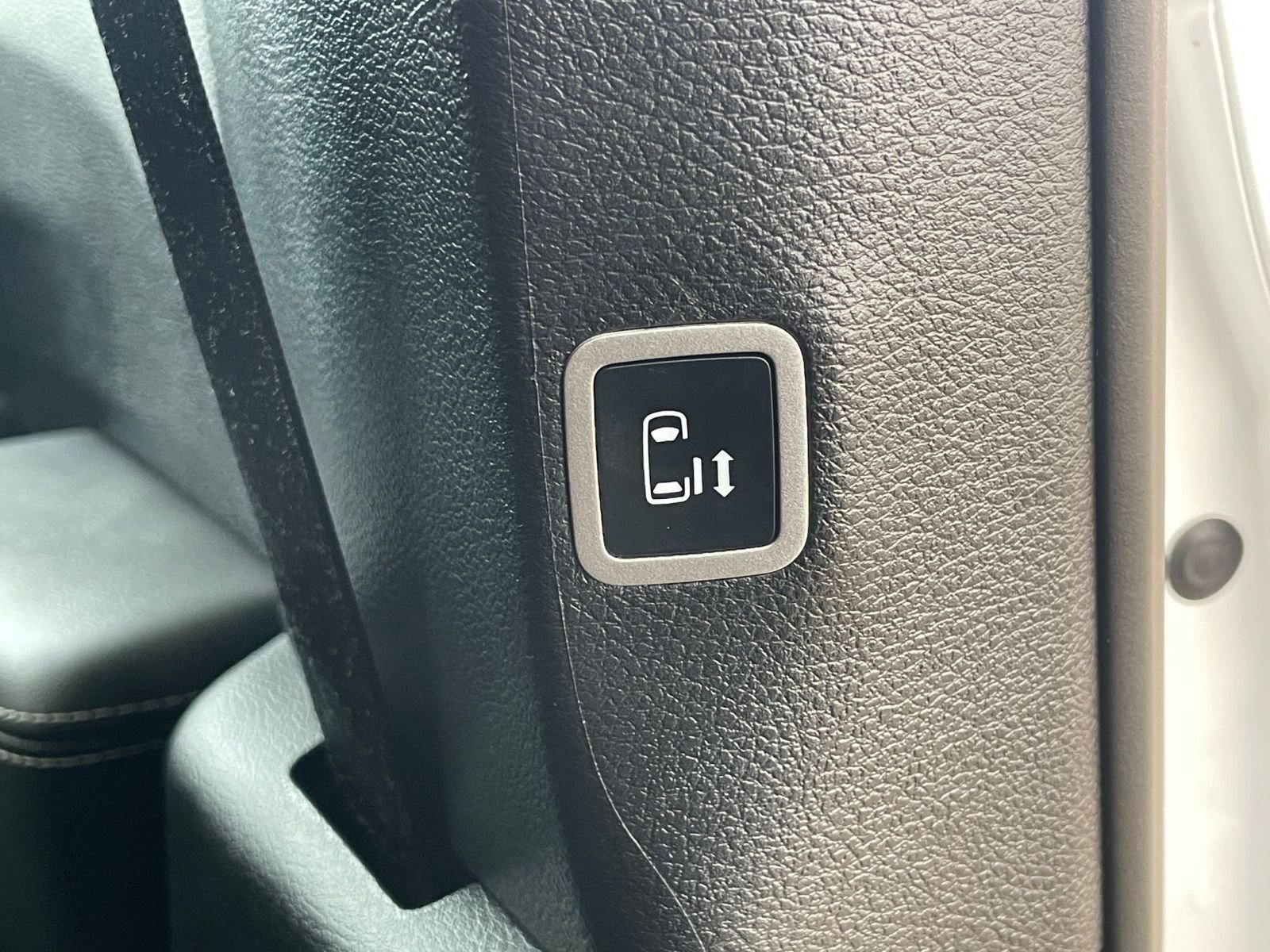 Used 2025 Chrysler Pacifica Limited image 31