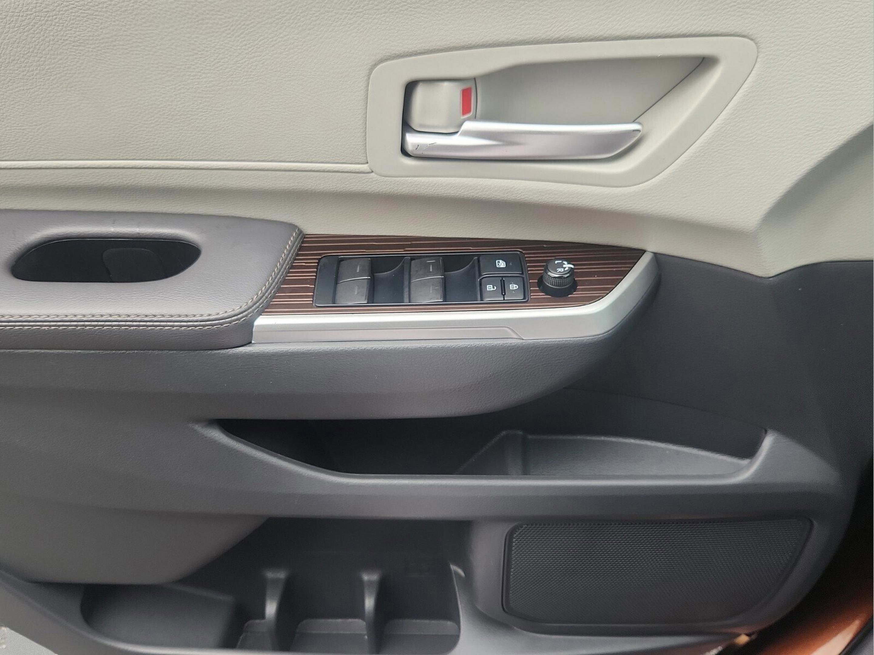 Used 2021 Toyota Sienna XLE FWD image 25