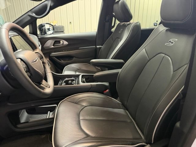 Used 2025 Chrysler Pacifica Limited AWD/4WD image 14