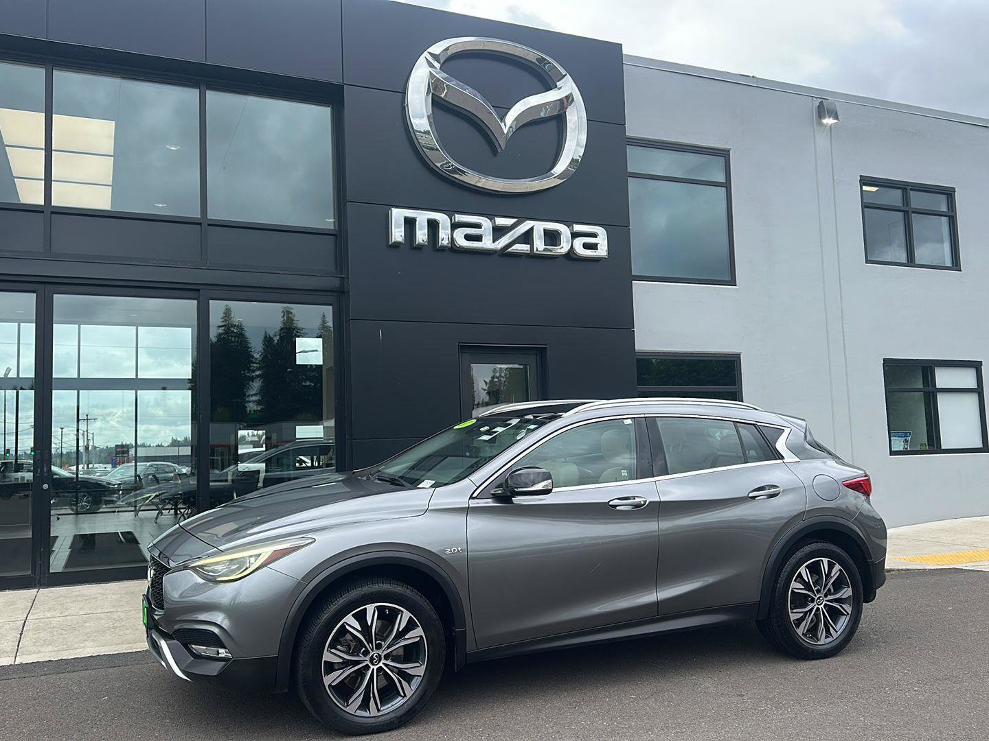Used 2017 INFINITI QX30 Premium AWD/4WD image 2