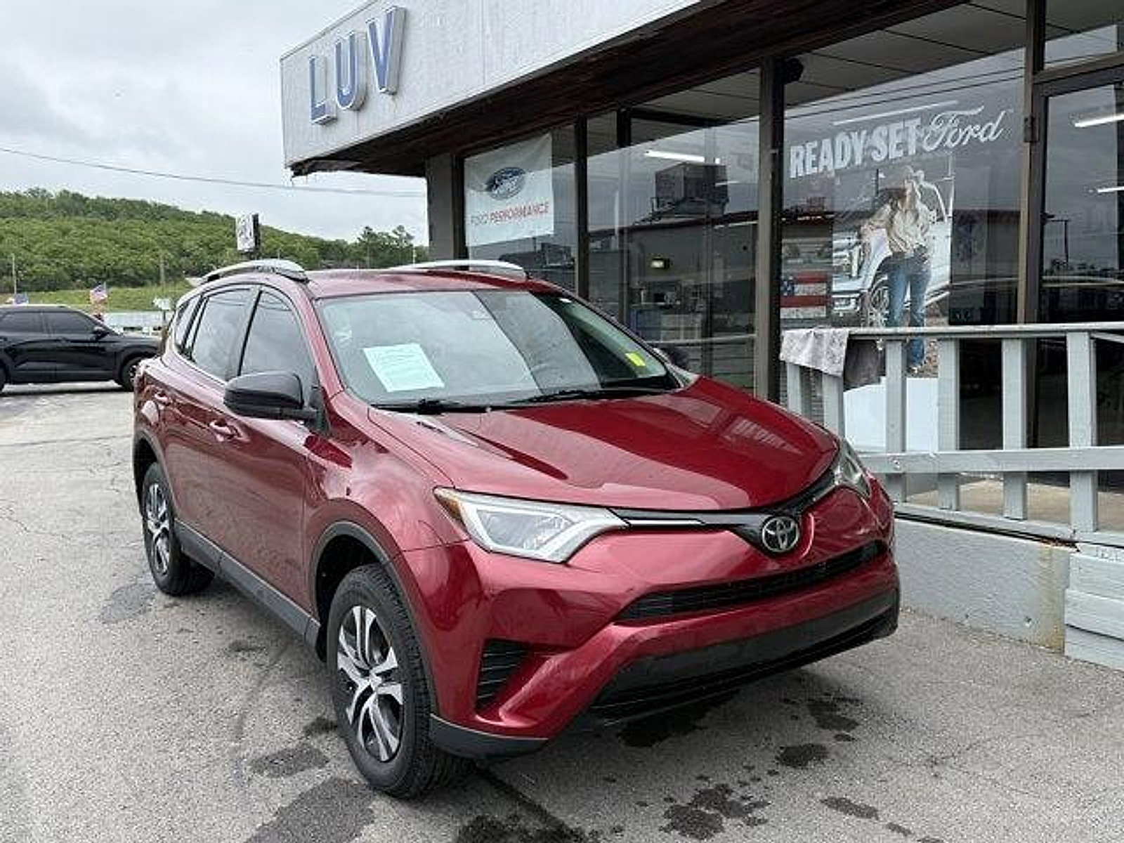 Used 2018 Toyota RAV4 LE FWD image 1
