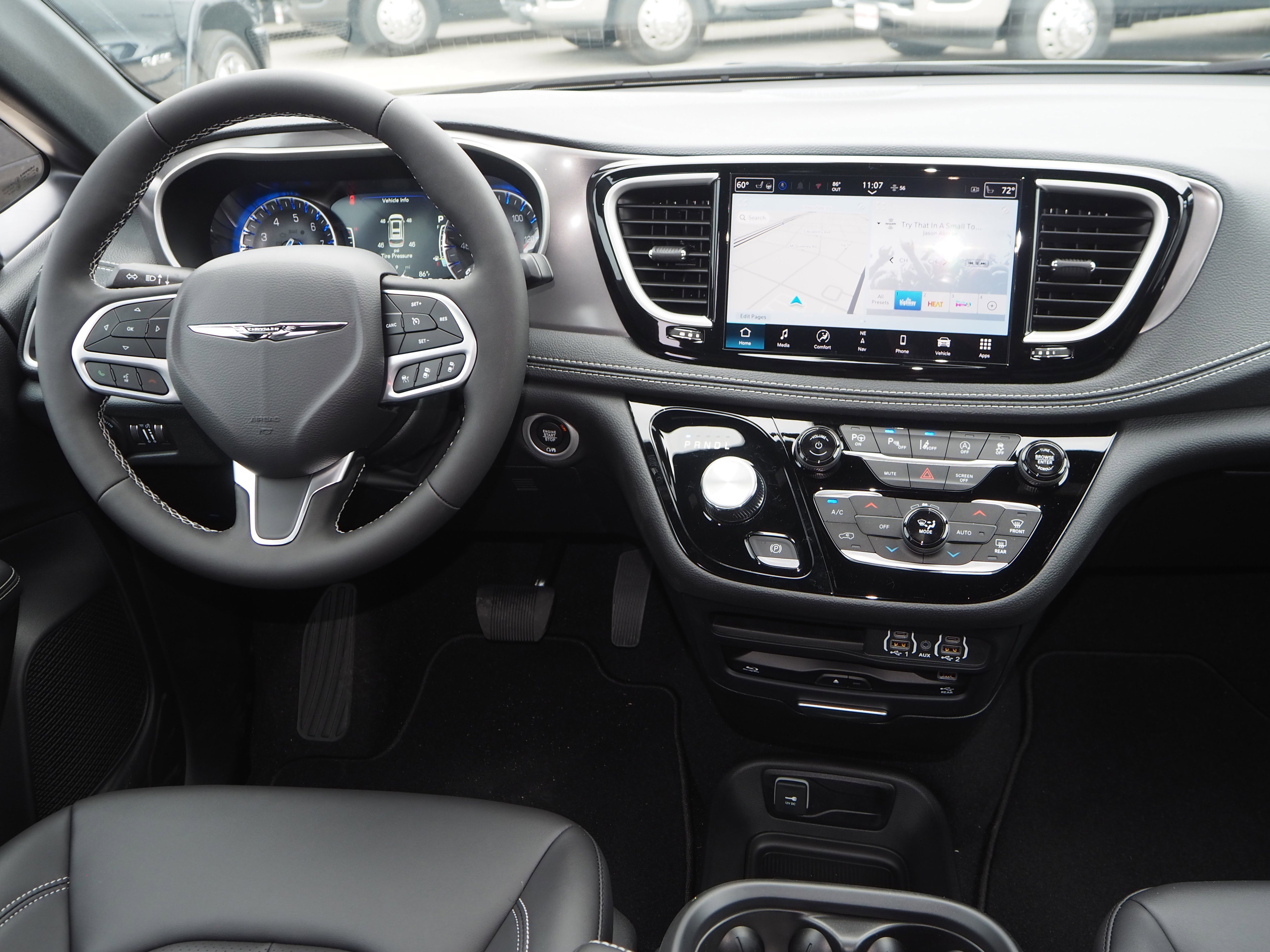 New 2025 Chrysler Pacifica Select w/ Uconnect Theater Family Group FWD image 20