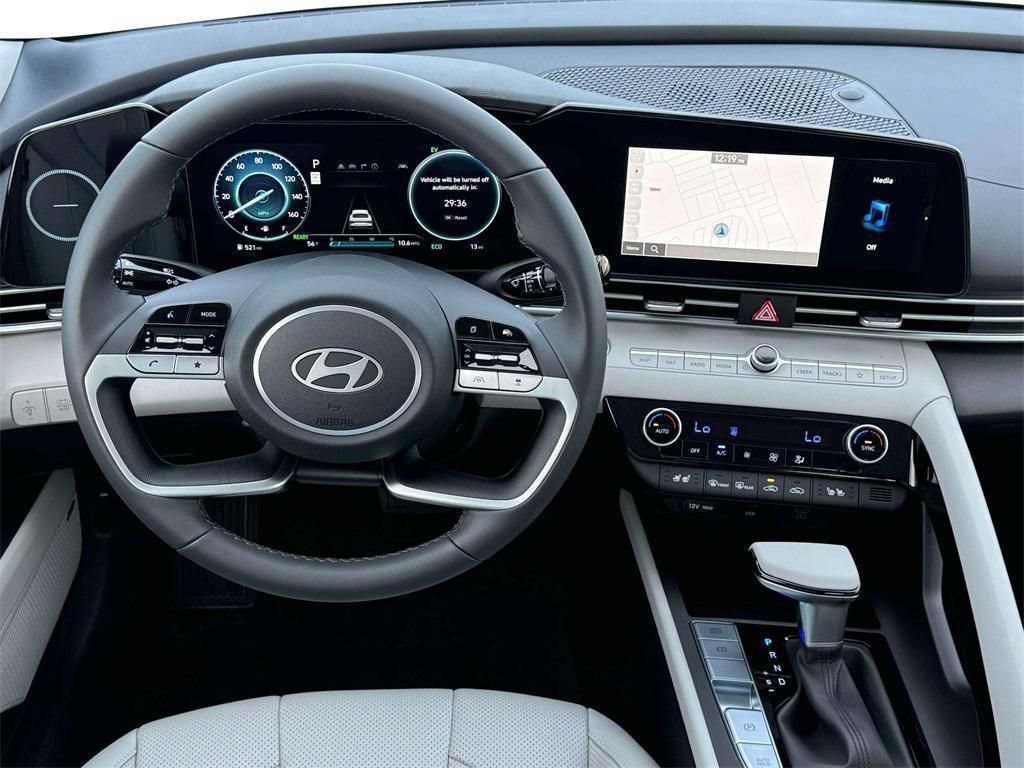 New 2025 Hyundai Elantra Limited FWD image 17