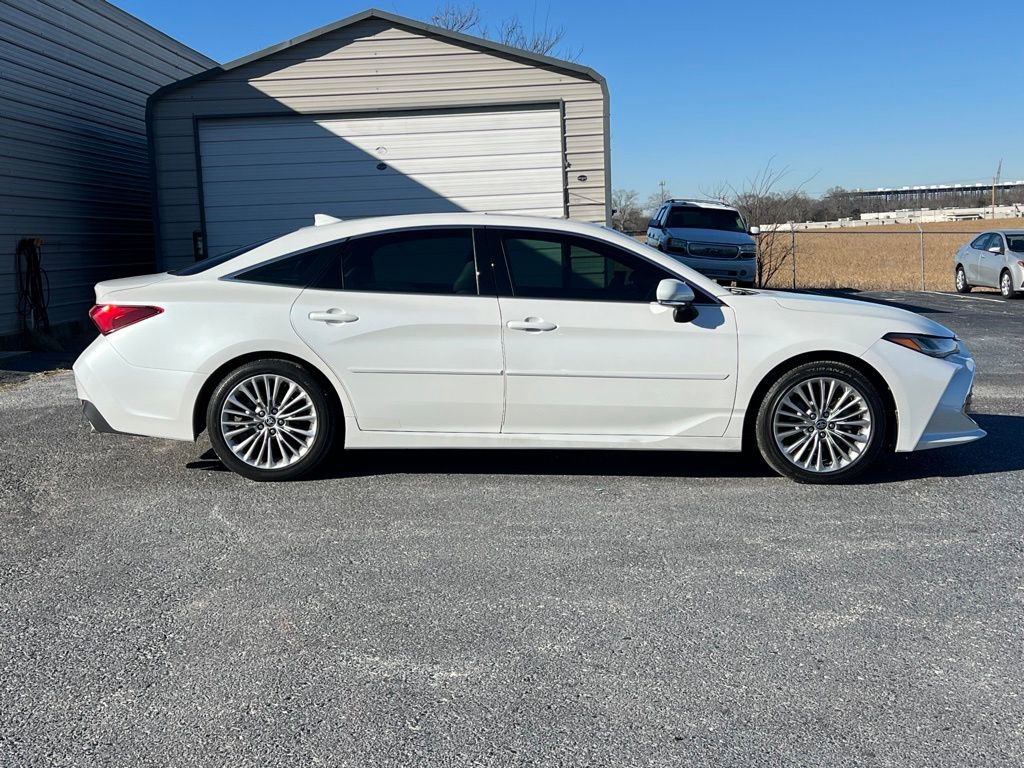 Used 2021 Toyota Avalon Limited image 2