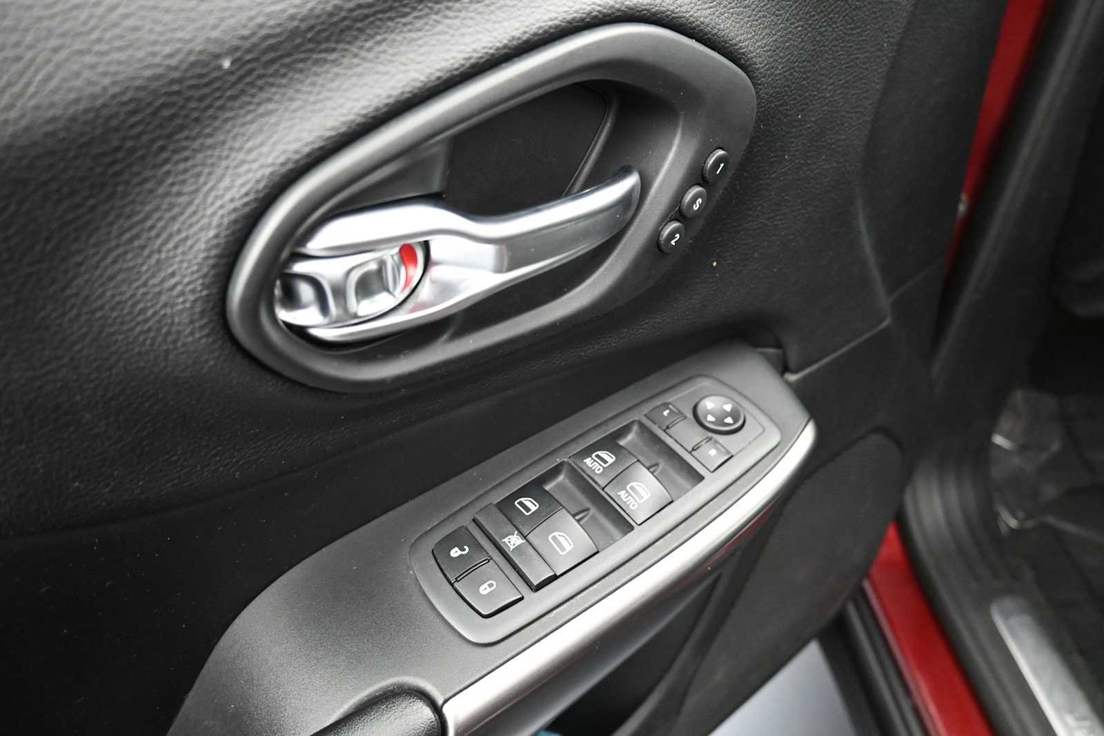 Used 2020 Jeep Cherokee Limited AWD/4WD image 10