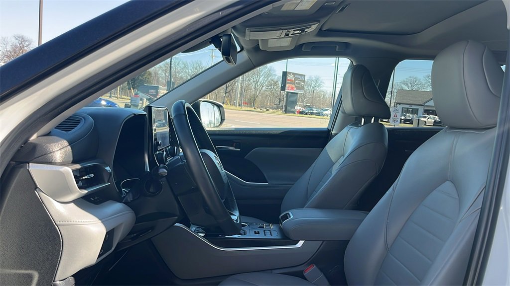 Used 2023 Toyota Highlander XLE image 11