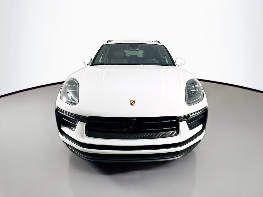 Certified 2025 Porsche Macan image 6