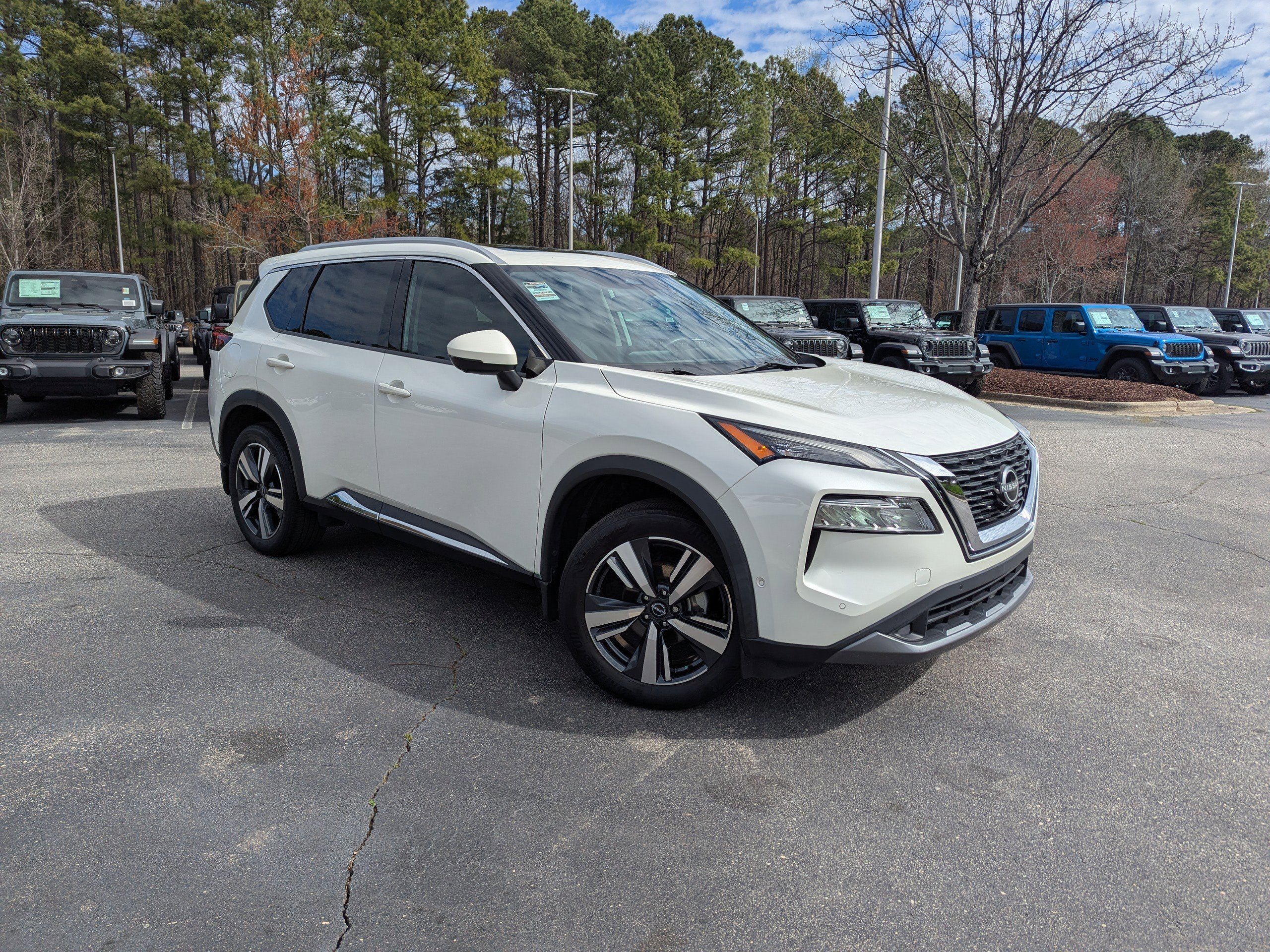 Used 2023 Nissan Rogue SL w/ SL Premium Package image 3