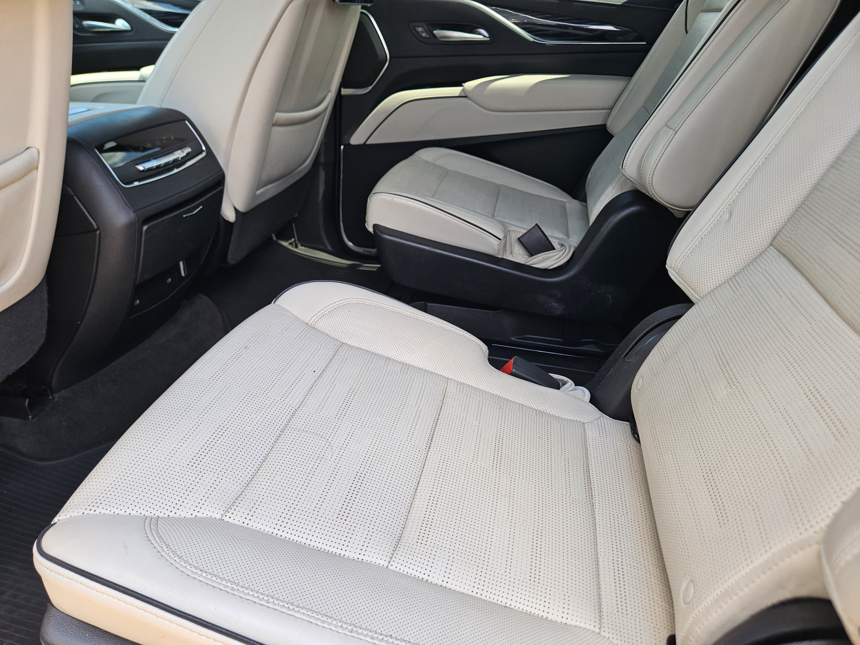 Used 2023 Cadillac Escalade ESV Sport w/ LPO, ONYX Package AWD/4WD image 21