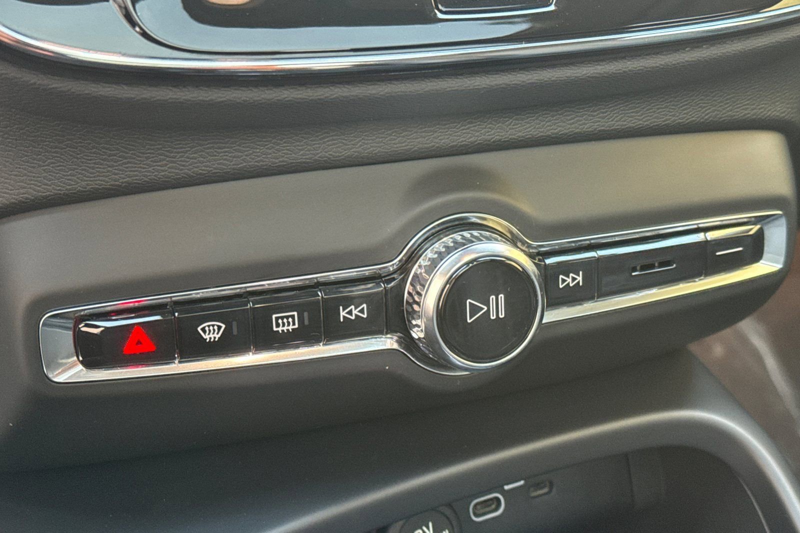 Used 2024 Volvo XC40 B5 Plus w/ Climate Package image 23