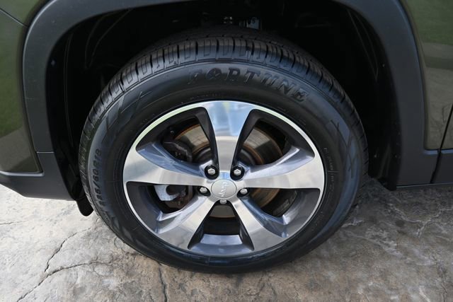 Used 2019 Jeep Cherokee Limited AWD/4WD image 10