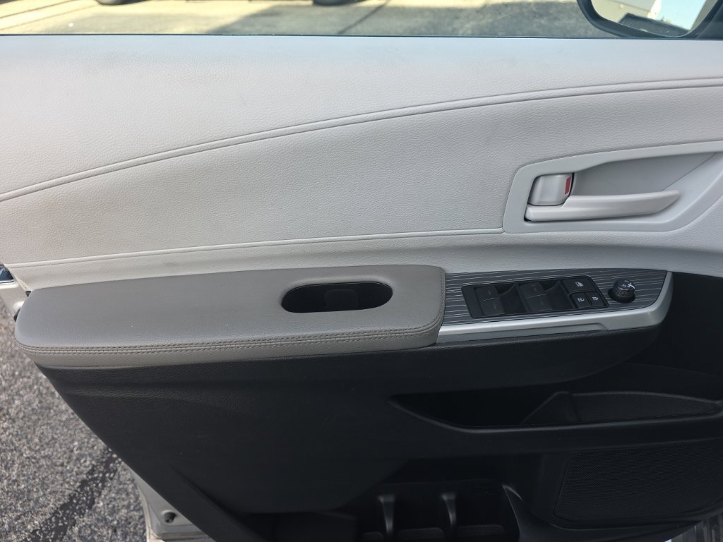 Certified 2025 Toyota Sienna LE FWD image 15