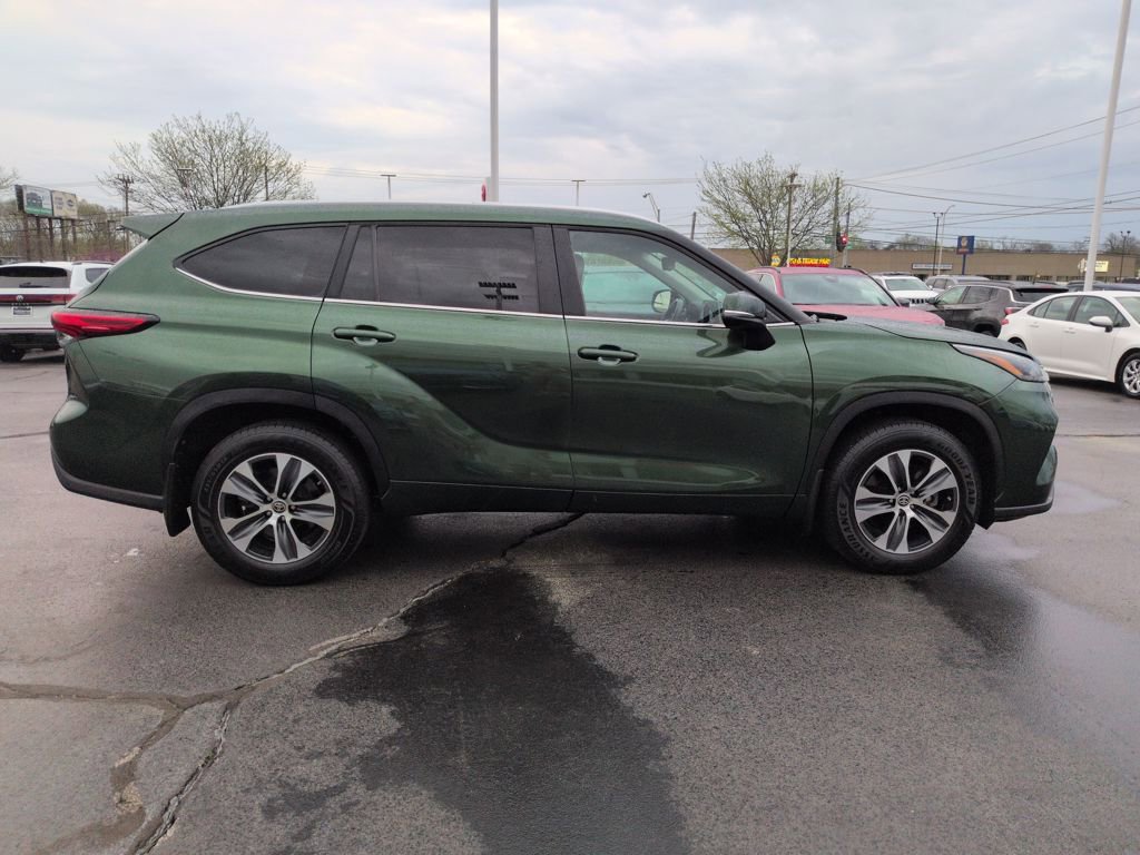 Used 2023 Toyota Highlander XLE image 6