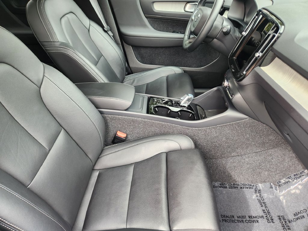 Used 2025 Volvo XC40 B5 Plus AWD/4WD image 5