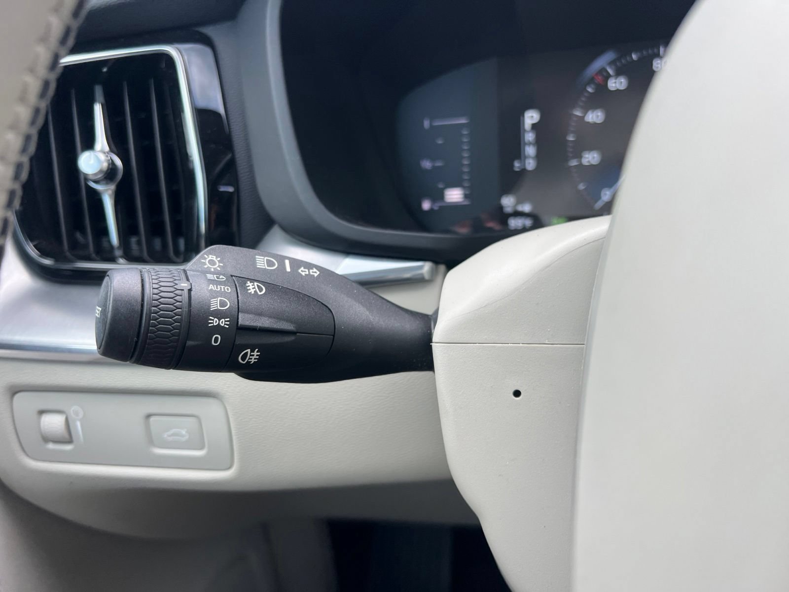 Used 2019 Volvo XC60 T5 Momentum w/ Premium Package FWD image 20