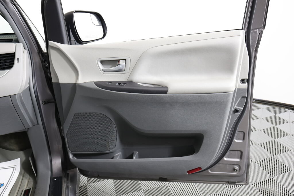 Used 2018 Toyota Sienna LE FWD image 23