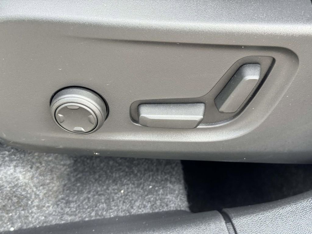 Certified 2026 Volvo XC40 B5 Plus w/ Protection Package Premier image 17