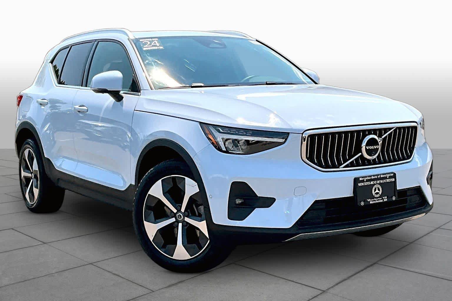 Used 2024 Volvo XC40 B5 Plus AWD/4WD image 3