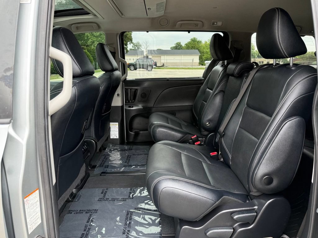 Used 2020 Toyota Sienna SE Premium w/ Nightshade Edition FWD image 16