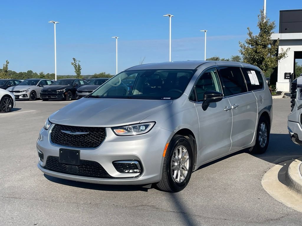 Used 2024 Chrysler Pacifica Touring-L FWD image 4
