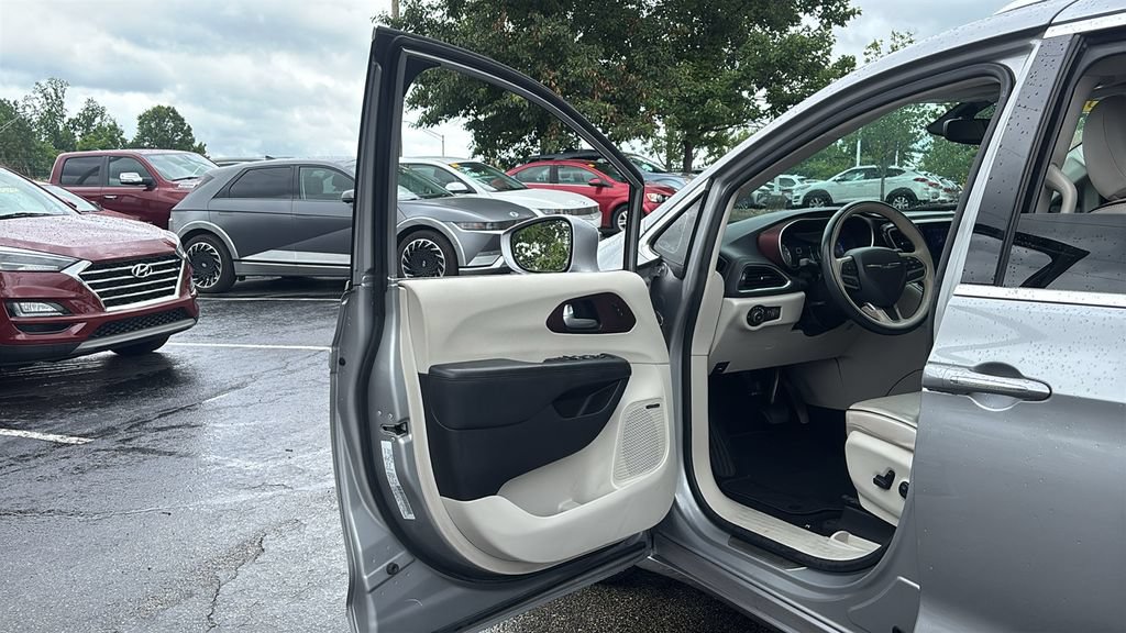 Used 2017 Chrysler Pacifica Limited FWD image 11