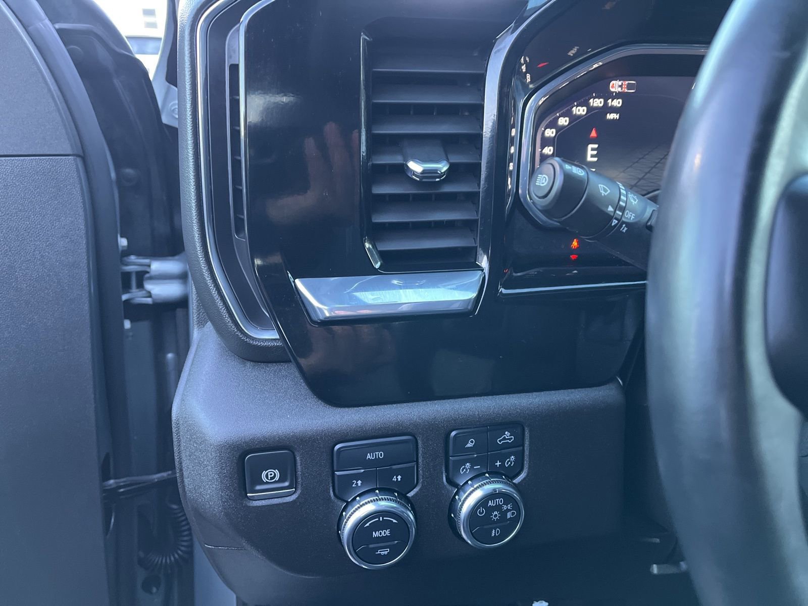 Certified 2025 GMC Sierra 1500 SLT image 33