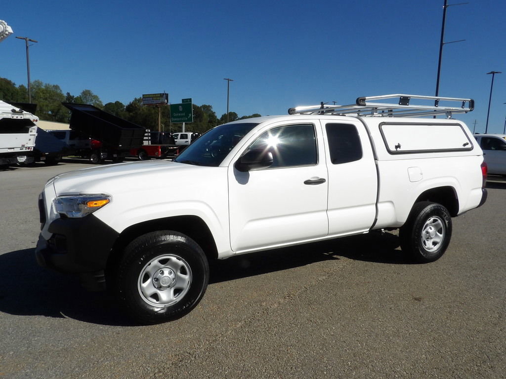 Used 2022 Toyota Tacoma SR image 3