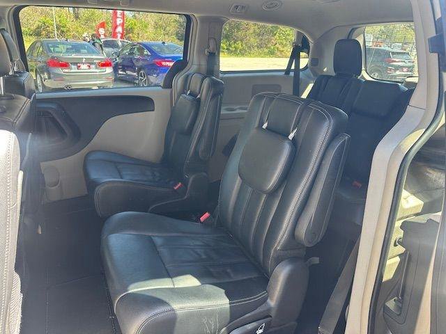 Used 2013 Chrysler Town & Country Touring image 15