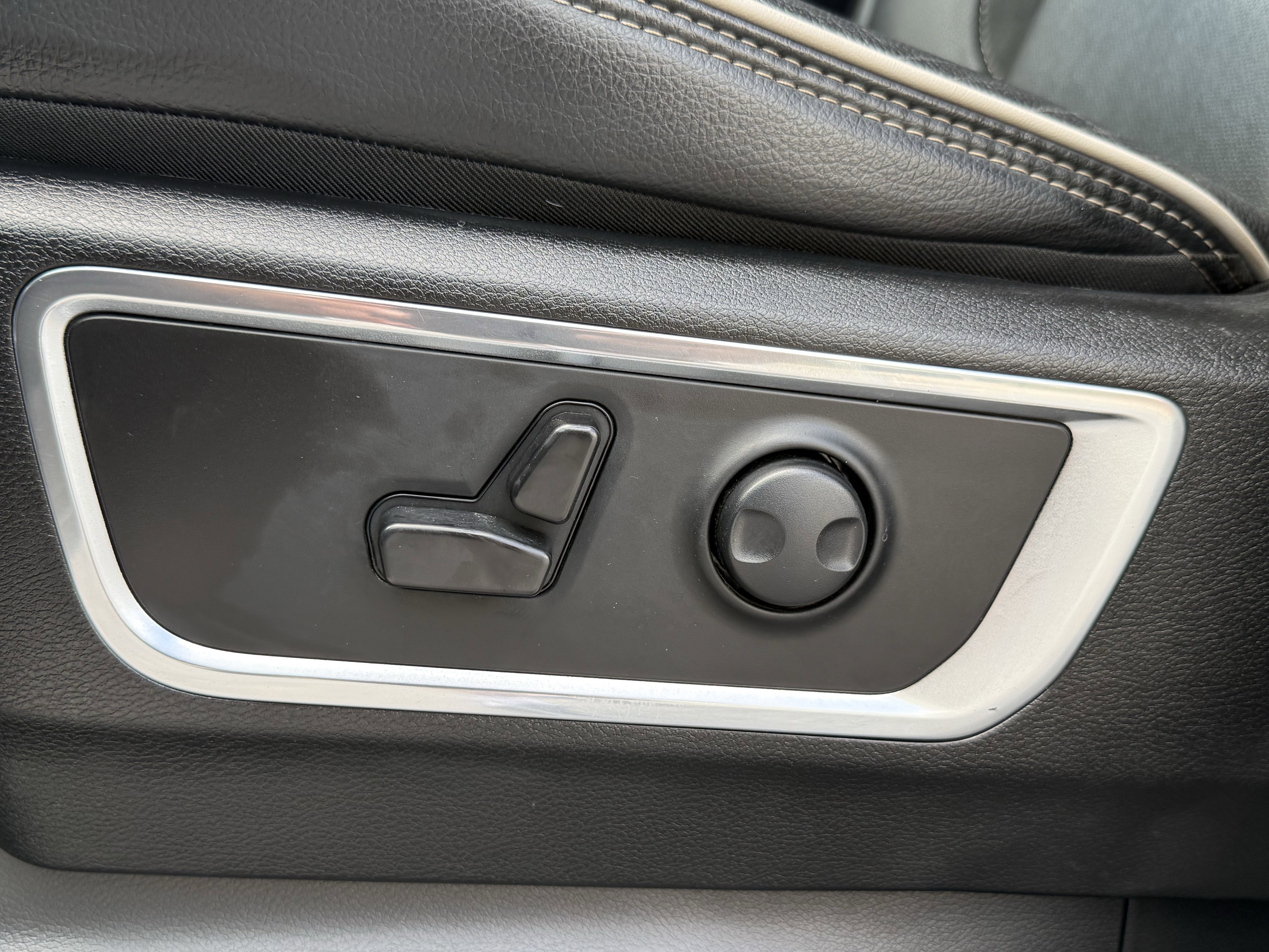 Used 2025 RAM 1500 Laramie image 26