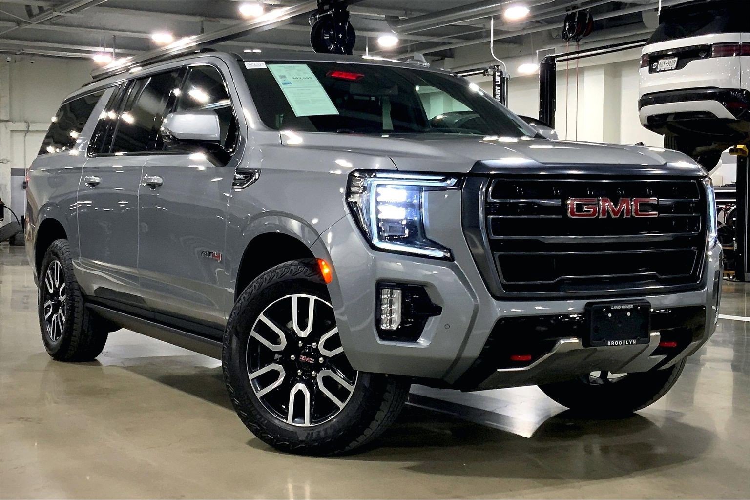 Used 2023 GMC Yukon XL AT4 image 2