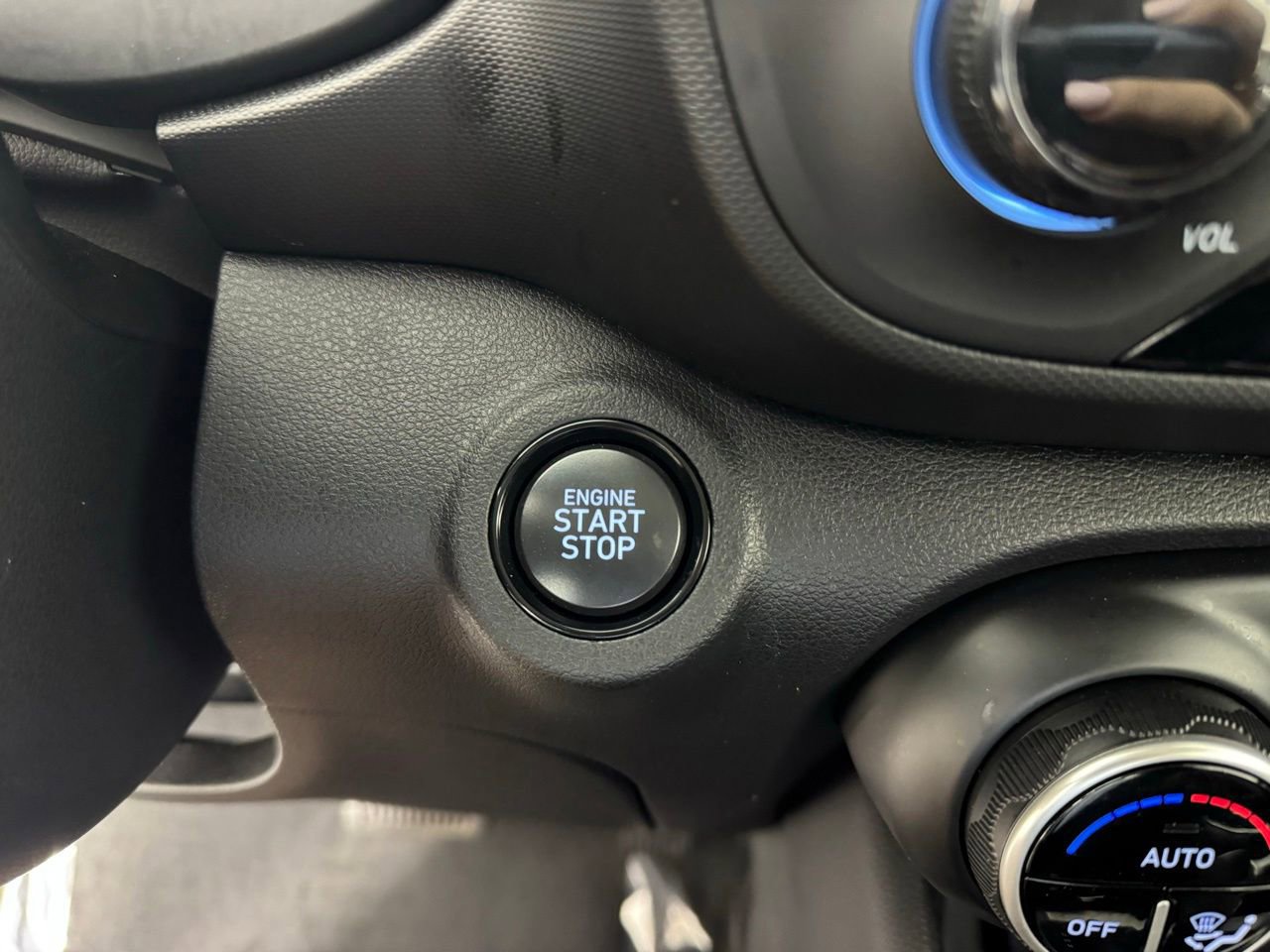 Used 2025 Hyundai Venue SEL image 19