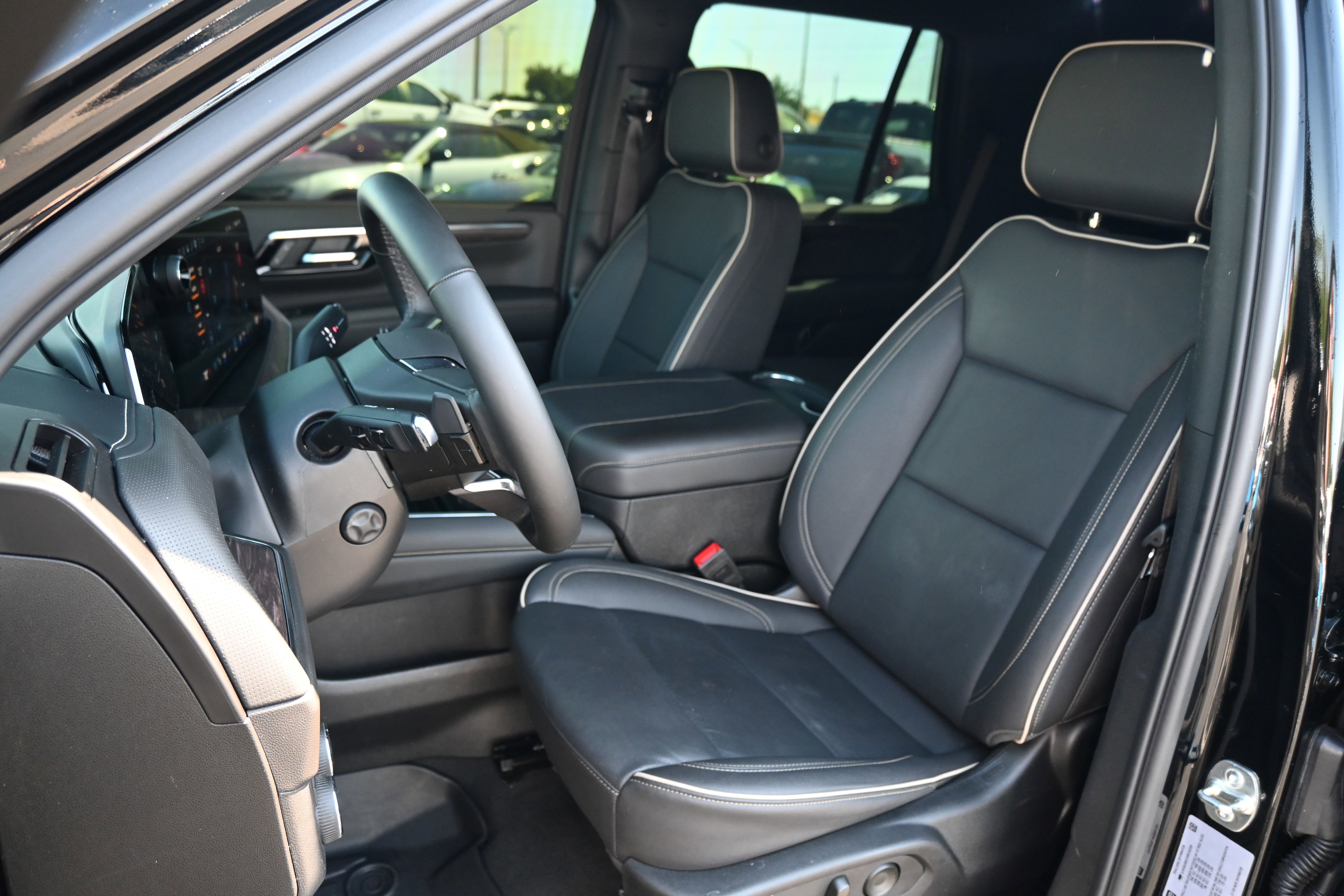 Used 2025 Chevrolet Tahoe Premier AWD/4WD image 16