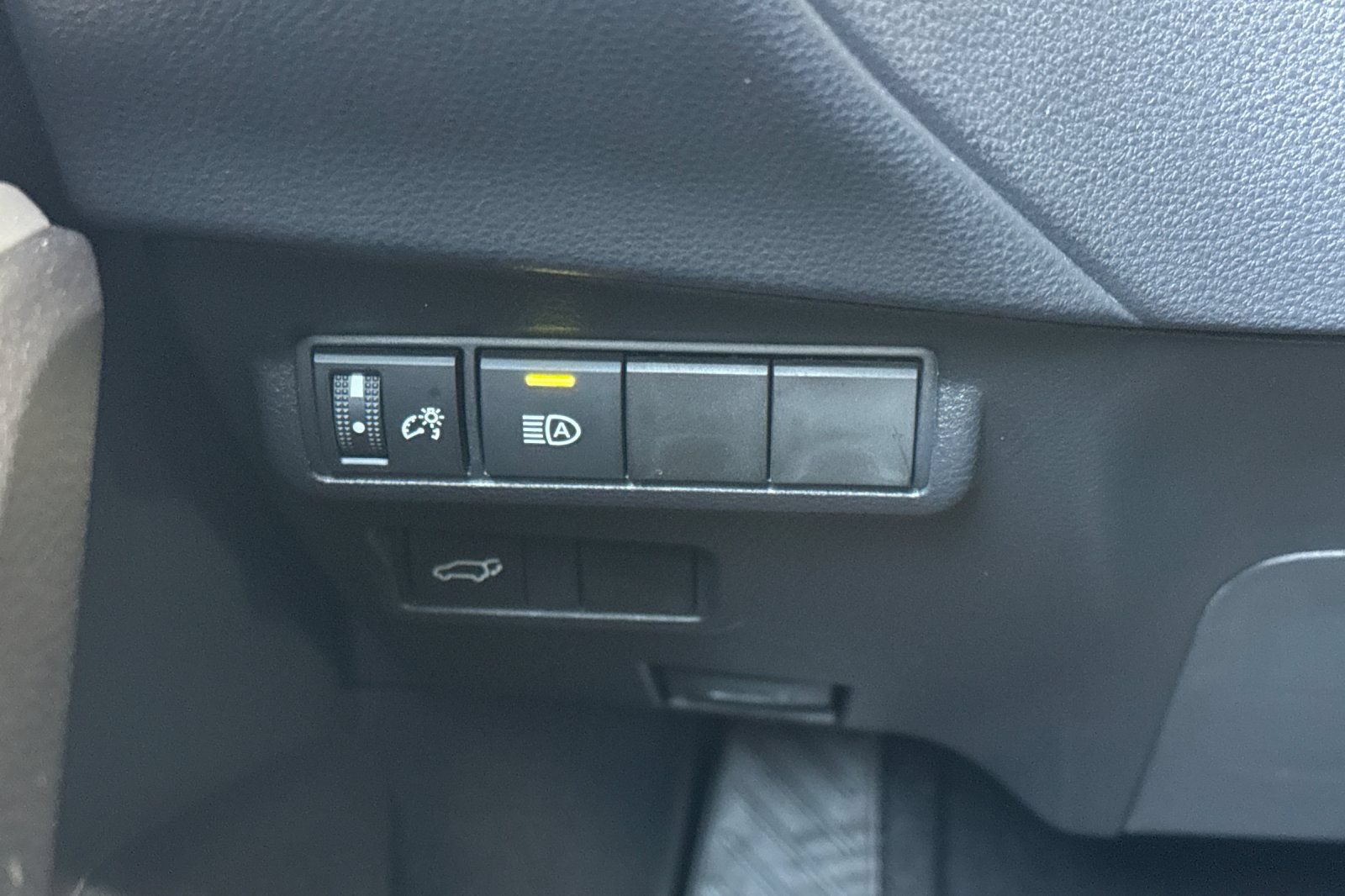 Certified 2025 Toyota Corolla Cross XLE w/ Convenience Package FWD image 33