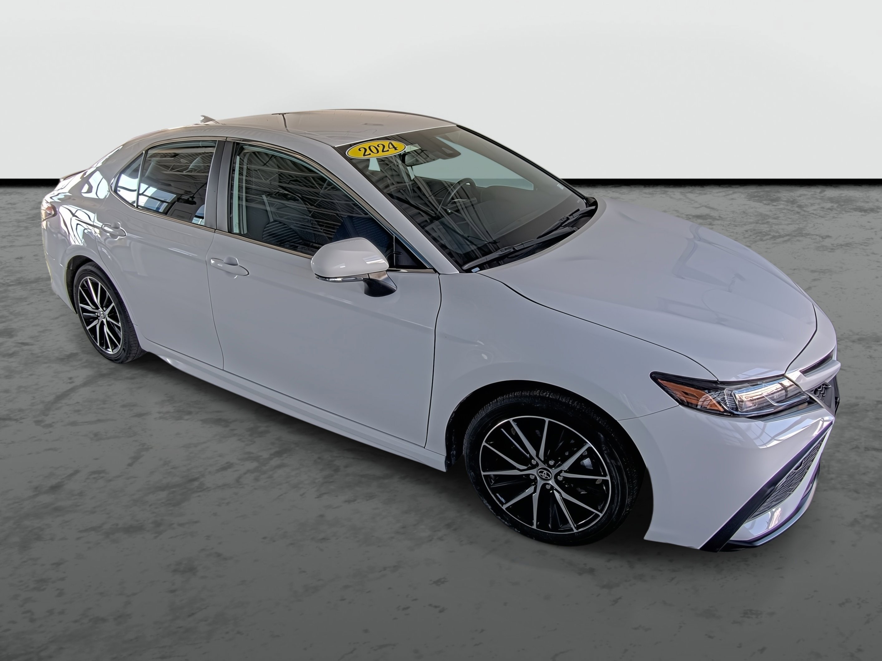 Used 2024 Toyota Camry SE image 4