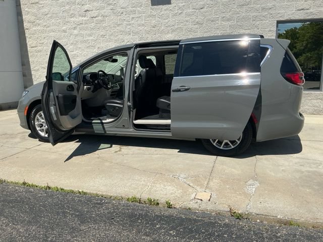 Used 2023 Chrysler Pacifica Touring-L FWD image 13
