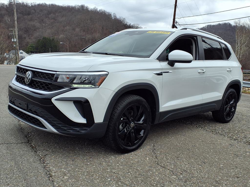 Used 2024 Volkswagen Taos SE w/ Black Wheel Package image 1
