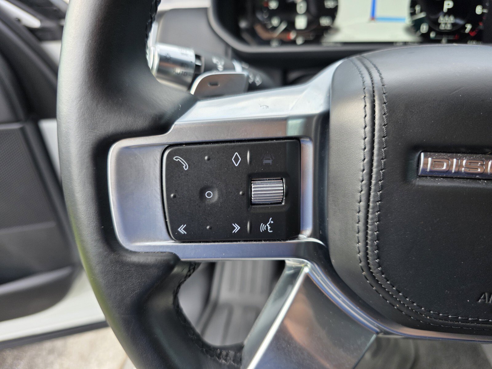 Used 2022 Land Rover Discovery HSE R-Dynamic AWD/4WD image 18