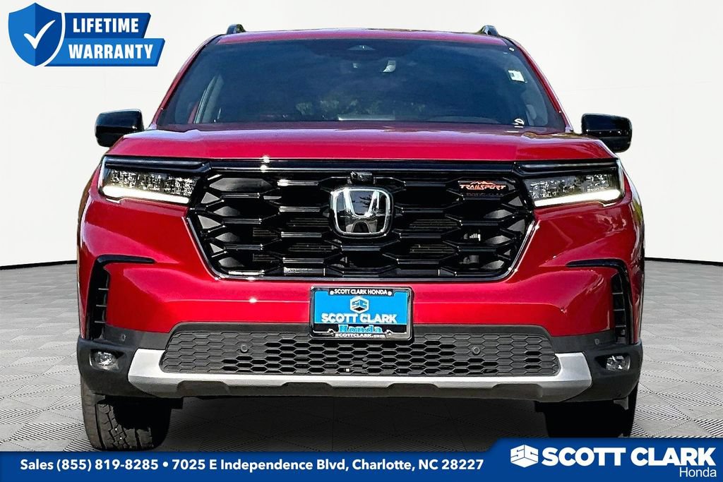 Used 2025 Honda Pilot TrailSport image 2