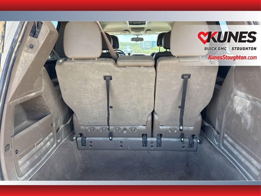 Used 2011 Volkswagen Routan SE FWD image 14