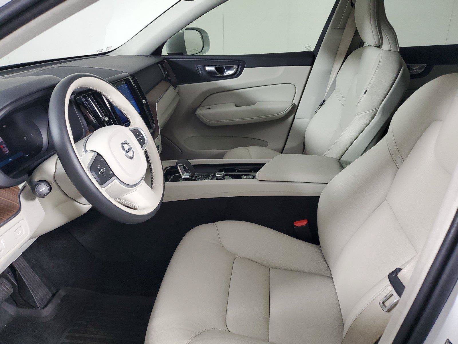 Used 2022 Volvo XC60 B5 Momentum w/ Climate Package FWD image 24