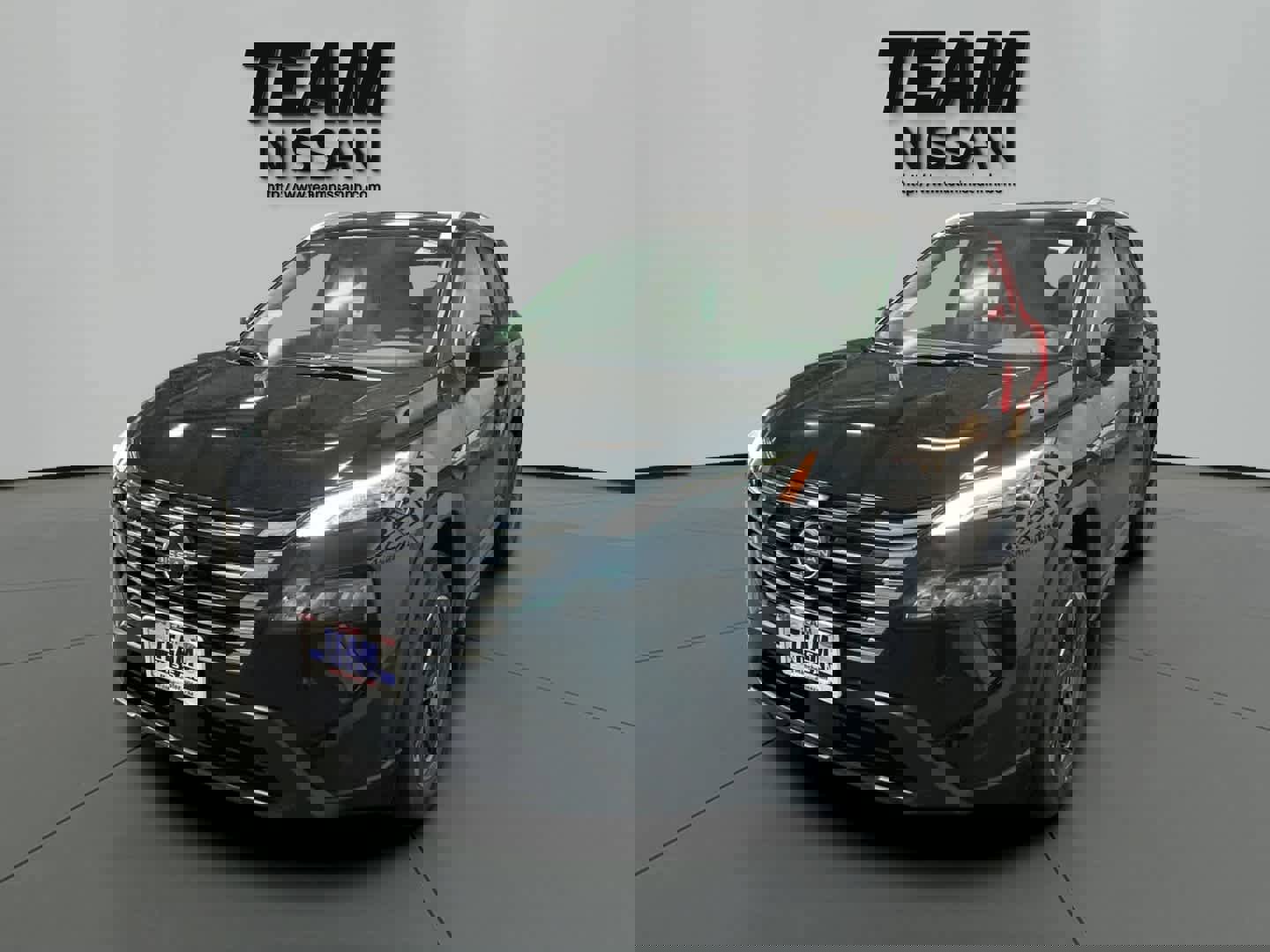 Used 2025 Nissan Rogue SV image 3