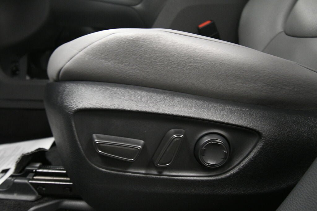 Certified 2024 Toyota Sienna XLE FWD image 10