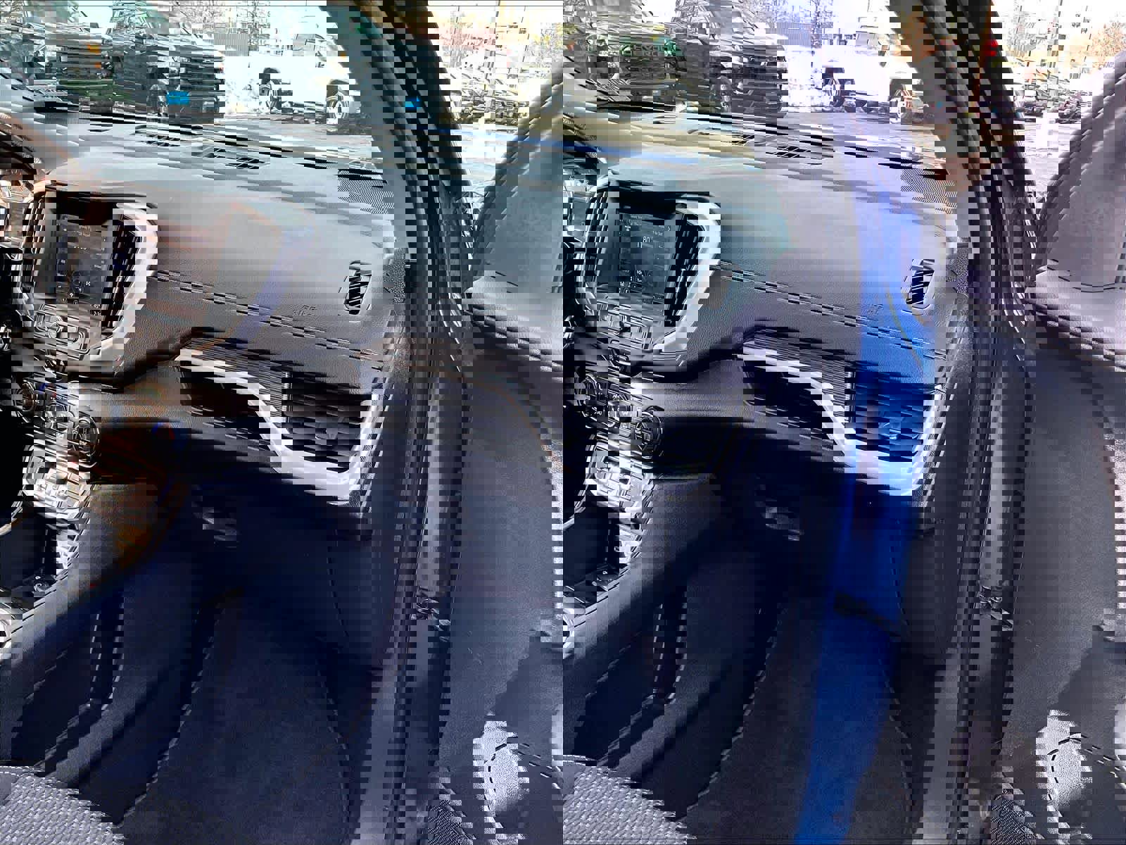 Used 2022 GMC Terrain SLE w/ Driver Convenience Package image 13