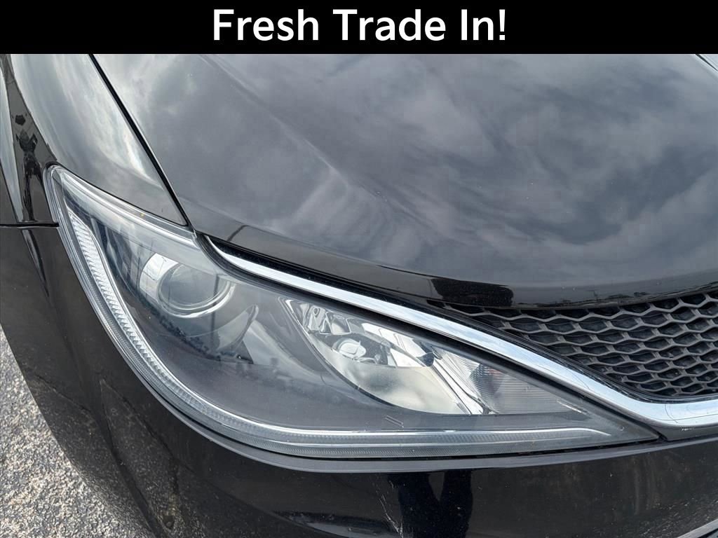 Used 2017 Chrysler Pacifica Touring-L FWD image 5