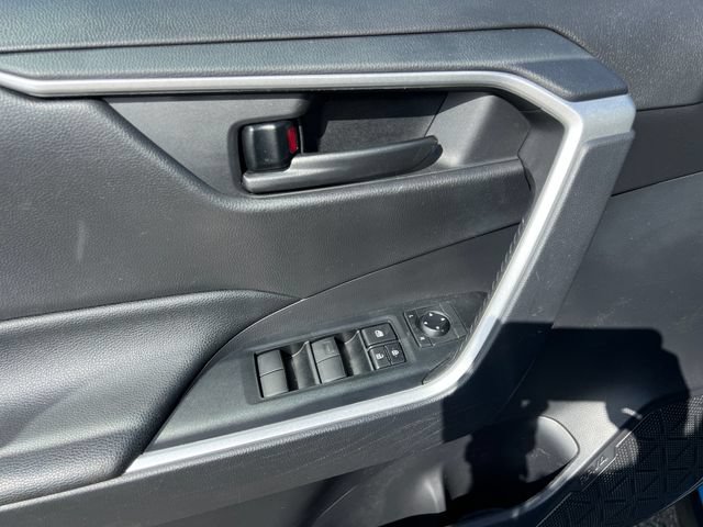 Used 2021 Toyota RAV4 LE AWD/4WD image 29